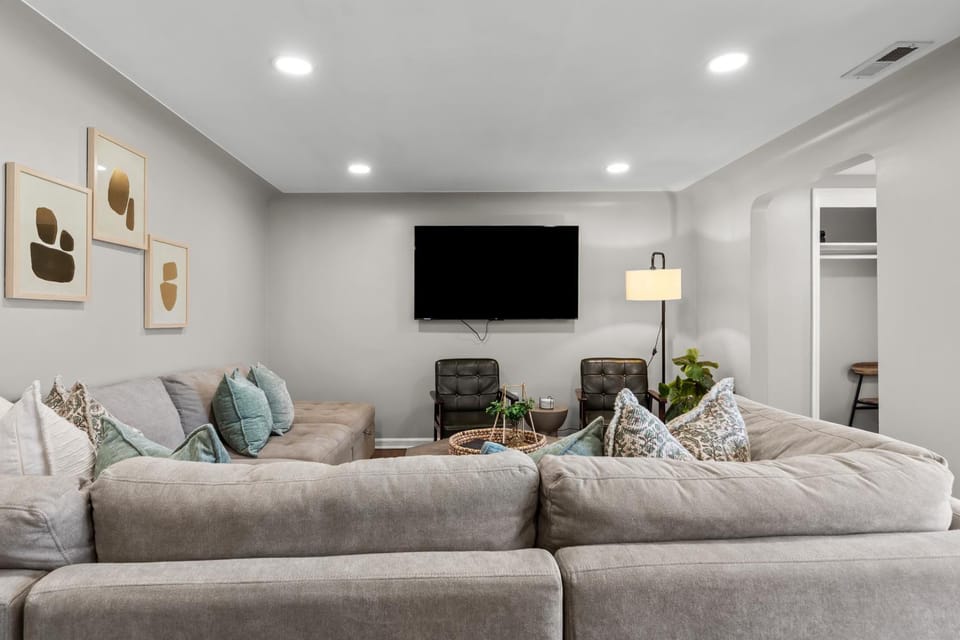 New! Peaceful & Relaxing 2BR Flat, Top Location Apartment in Shelby Township
