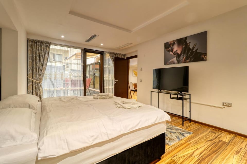 Bed, TV and multimedia, Photo of the whole room, Bedroom