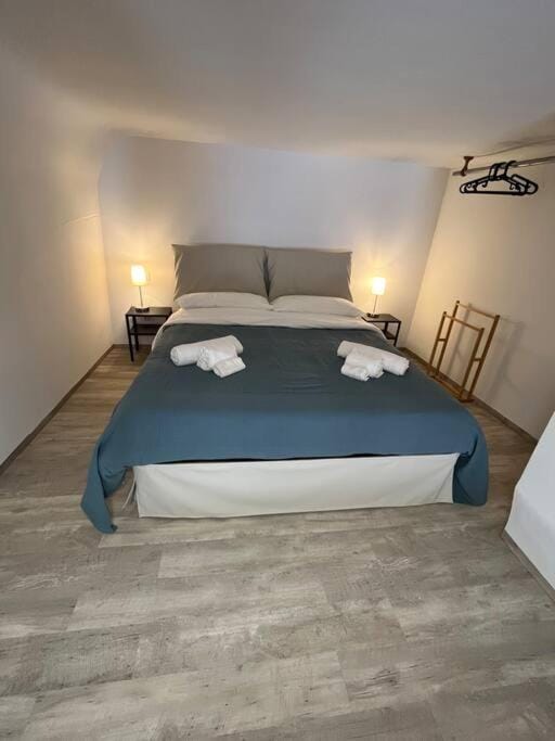 Bed, Photo of the whole room, Bedroom, towels