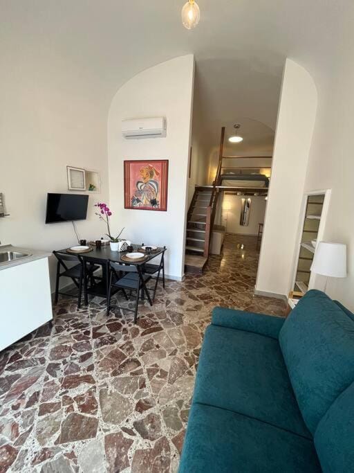 TV and multimedia, Living room, Seating area, Dining area, Evening entertainment, air conditioner