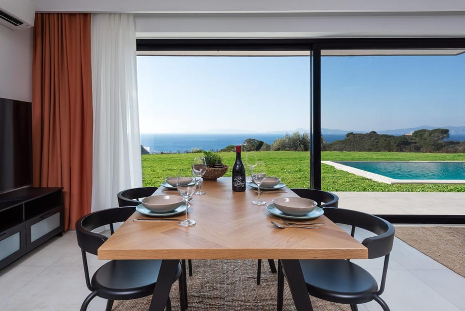 View (from property/room), Dining area, Sea view, Swimming pool