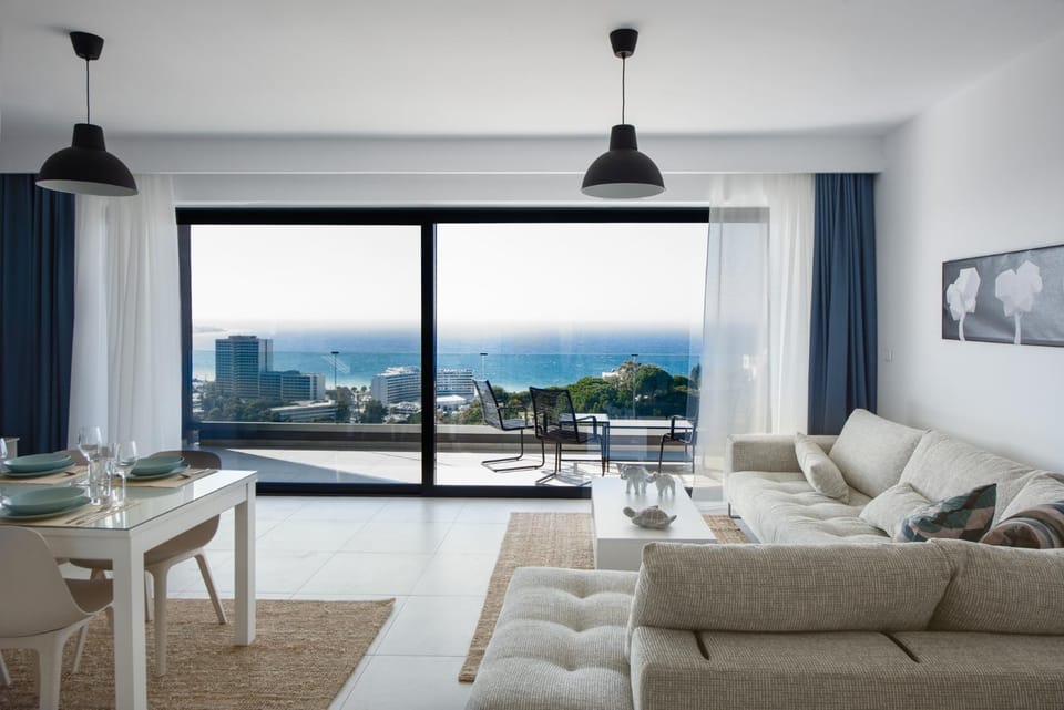 View (from property/room), Seating area, Dining area