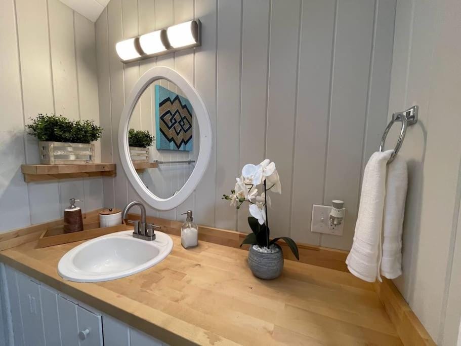 Bathroom, towels