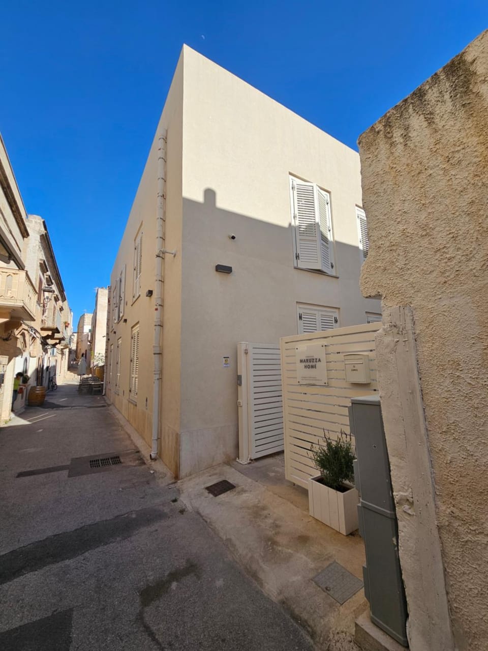 Property building, Day, Neighbourhood, Street view