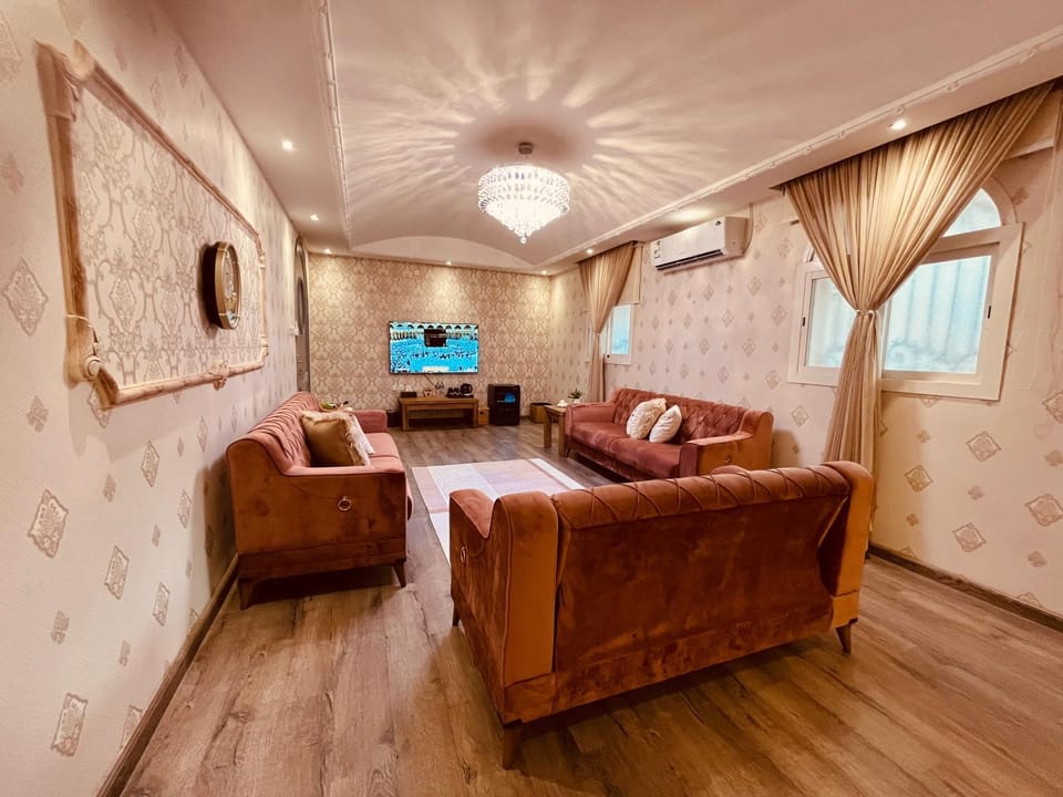 Communal lounge/ TV room, Bed, Seating area, air conditioner