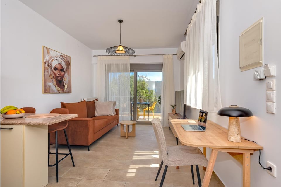 TV and multimedia, Kitchen or kitchenette, Living room, Seating area, Dining area