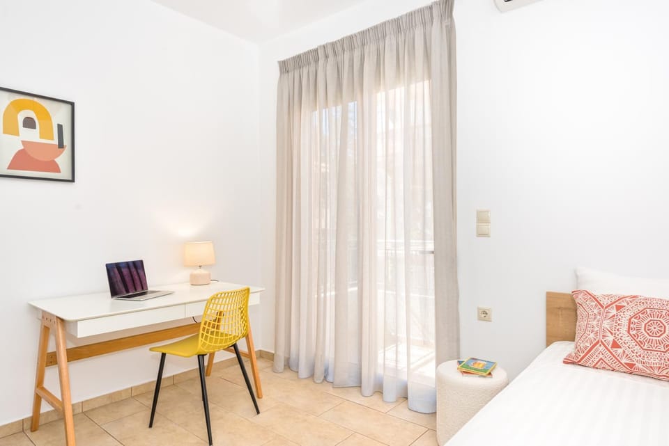 Bed, Photo of the whole room, Bedroom, hair dresser, air conditioner