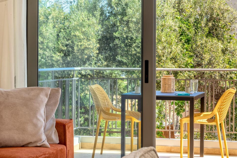 View (from property/room), Balcony/Terrace, Living room