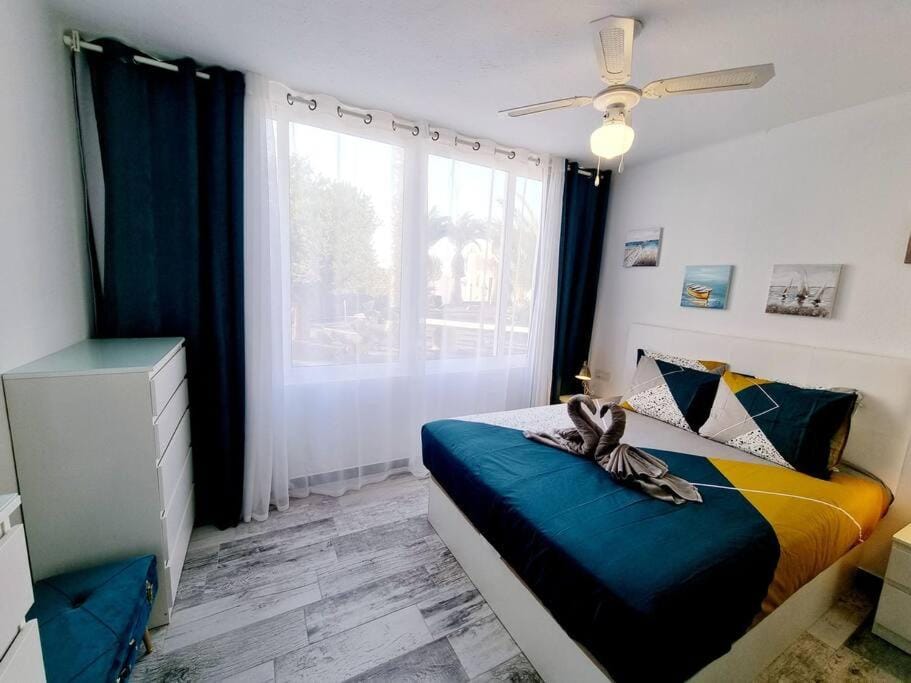 Photo of the whole room, Bedroom