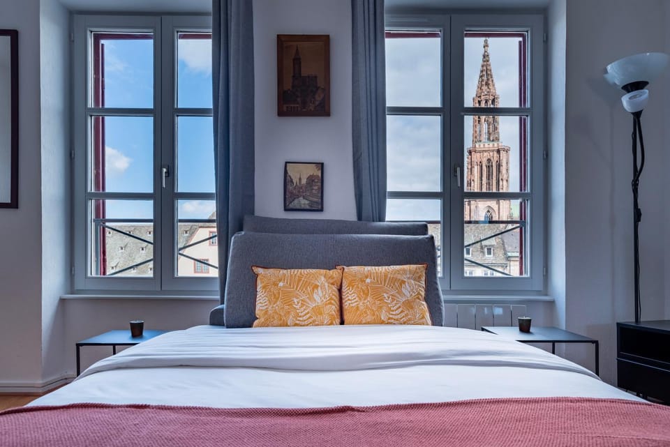 Bed, Bedroom, City view, Landmark view, River view, Quiet street view