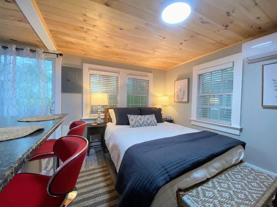 Bed, Dining area, Bedroom