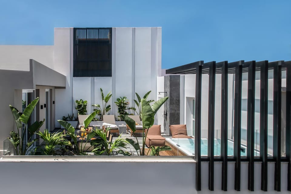 Property building, Patio, Day, Garden, Garden, Hot Tub, Balcony/Terrace, Balcony/Terrace, Garden view, Pool view, Swimming pool