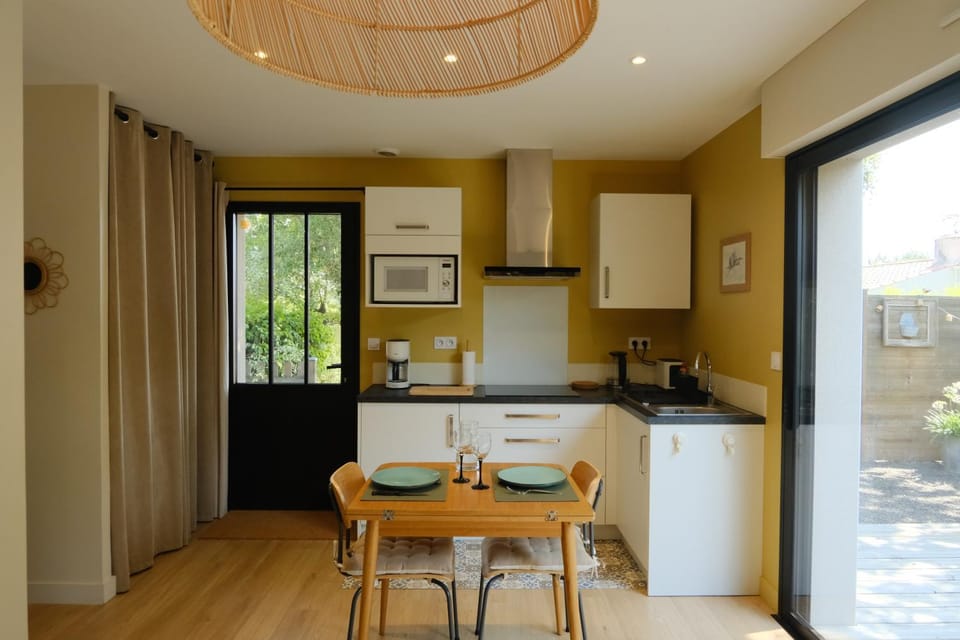 Kitchen or kitchenette, Dining area, stove