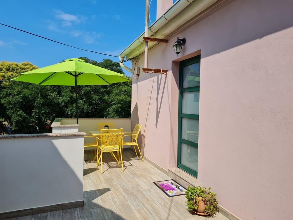 Property building, Spring, Balcony/Terrace, Balcony/Terrace