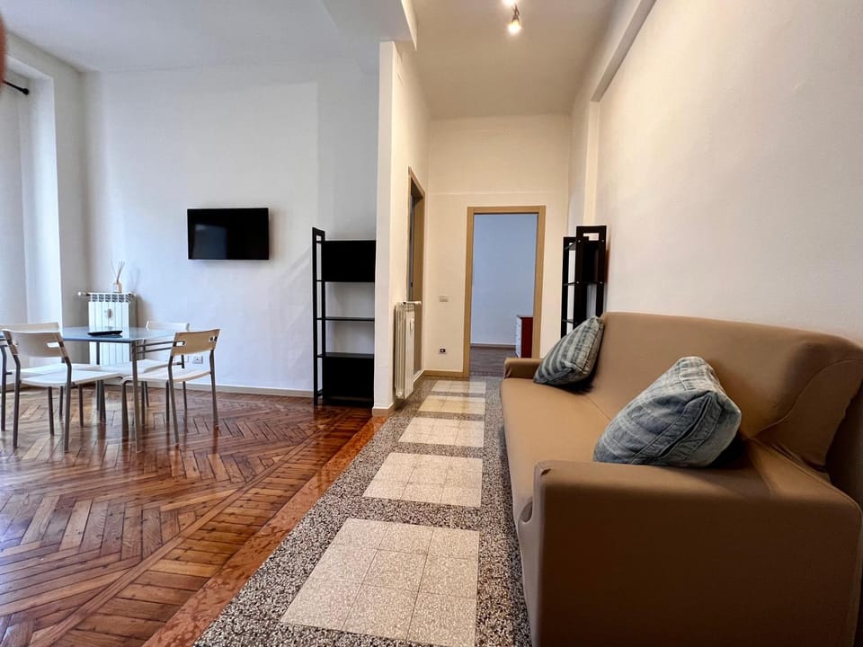 TV and multimedia, Living room, Seating area, Dining area