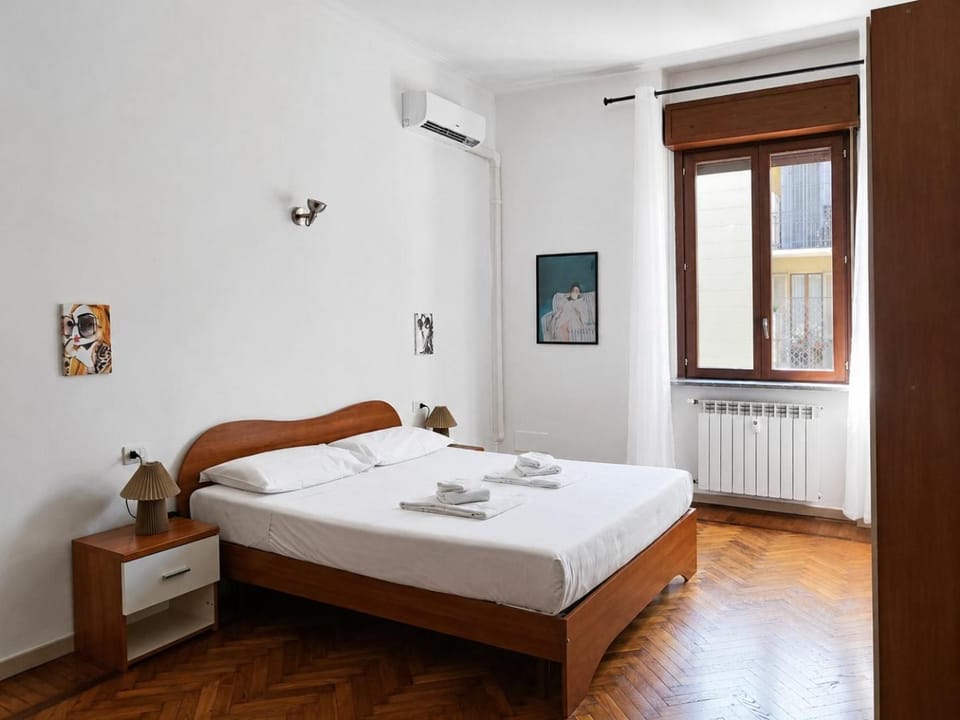 Bed, TV and multimedia, Photo of the whole room, Bedroom, towels, air conditioner