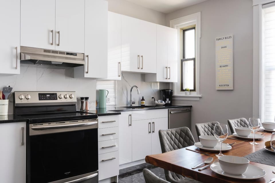 Coffee/tea facilities, Kitchen or kitchenette, Dining area, dishwasher, oven, toaster