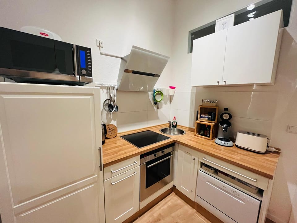 Coffee/tea facilities, Kitchen or kitchenette, microwave, oven, stove, toaster