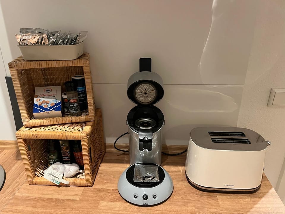 Coffee/tea facilities, toaster