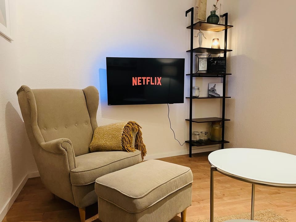TV and multimedia, Living room, Seating area, Evening entertainment