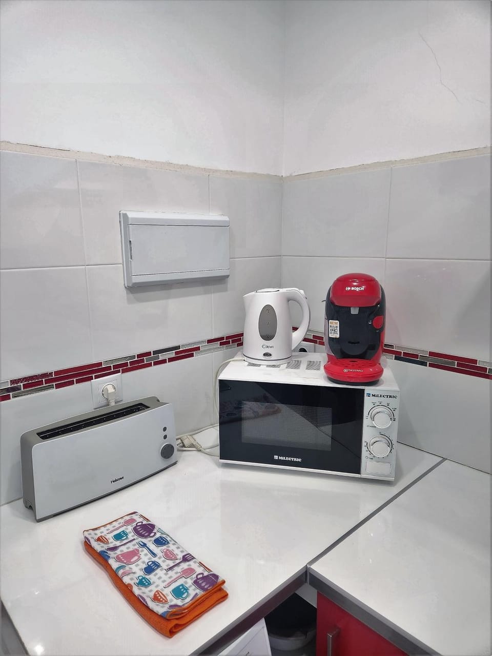Kitchen or kitchenette, minibar