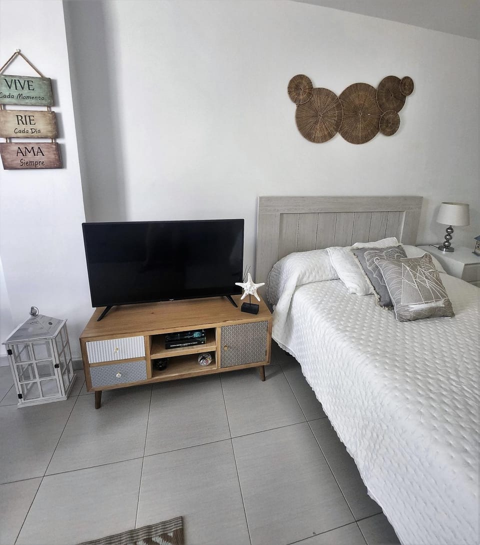 Bed, TV and multimedia, Bedroom