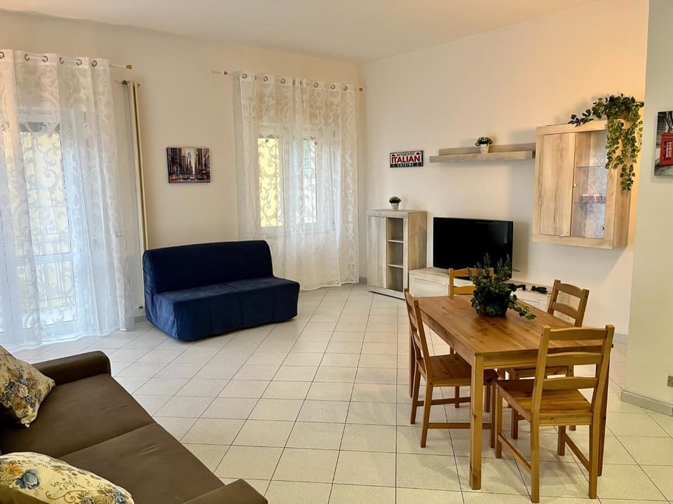 Communal lounge/ TV room, TV and multimedia, Living room, Seating area, Dining area, Evening entertainment