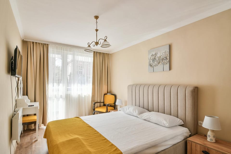 Bed, TV and multimedia, Photo of the whole room, Bedroom