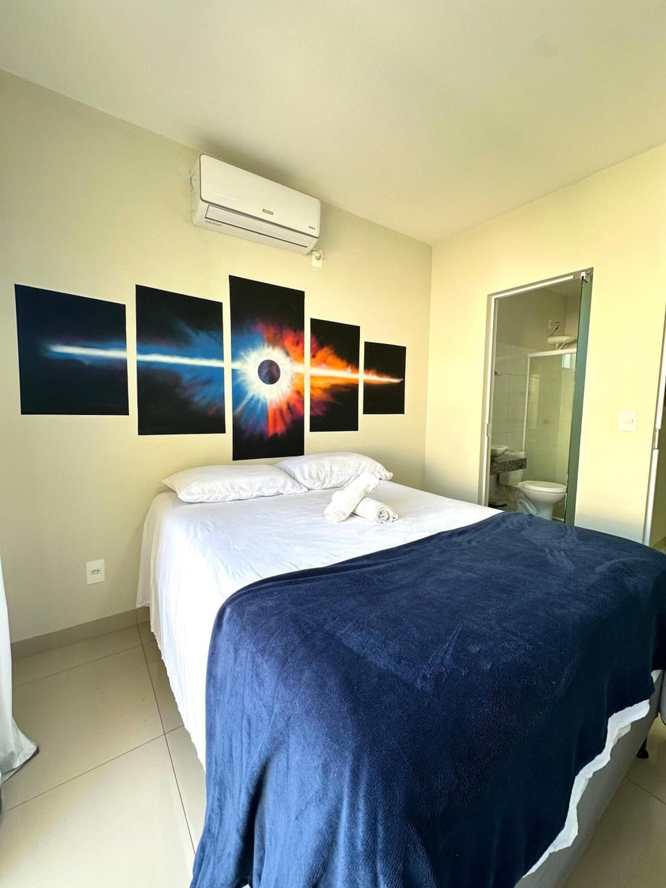 Bed, Photo of the whole room, Bedroom, air conditioner