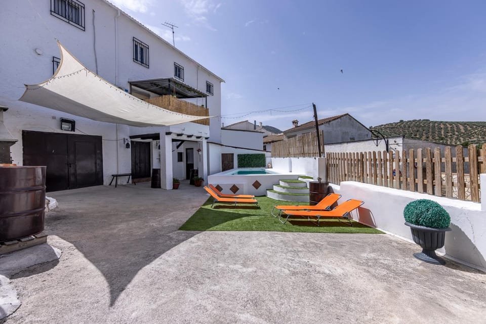 Property building, Patio, Off site, Day, Natural landscape, Garden, Solarium, Balcony/Terrace, Mountain view, Swimming pool, Entertainment, sunbed