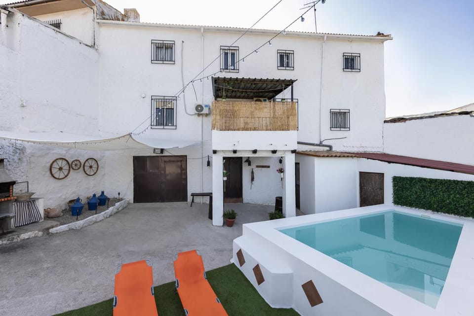 Property building, Patio, Off site, Day, BBQ facilities, Garden, Solarium, Pool view, Swimming pool, Entertainment, sunbed
