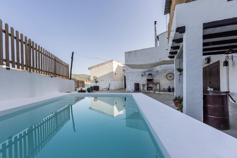Property building, Patio, Off site, Day, BBQ facilities, Garden, Solarium, Pool view, Swimming pool, sunbed