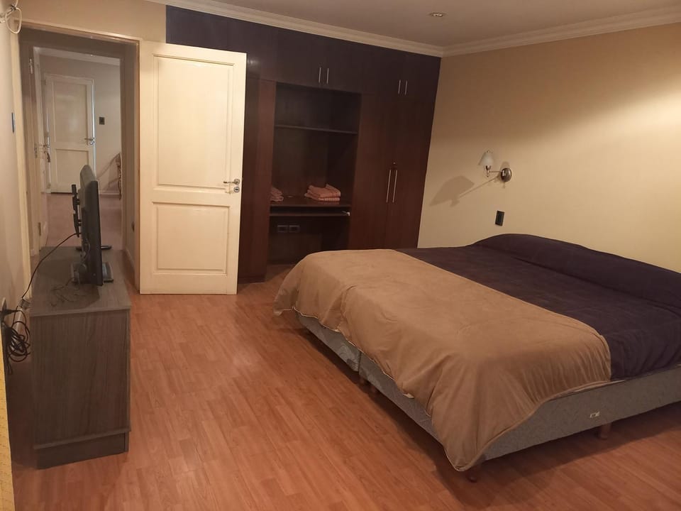 Bed, TV and multimedia, Photo of the whole room, Bedroom, wardrobe