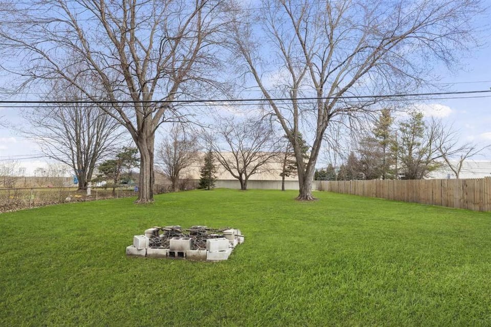 Great Location! Cozy Home with Huge Backyard Apartment in Warren