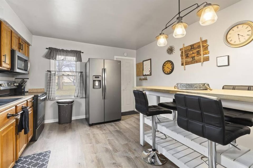 Great Location! Cozy Home with Huge Backyard Apartment in Warren