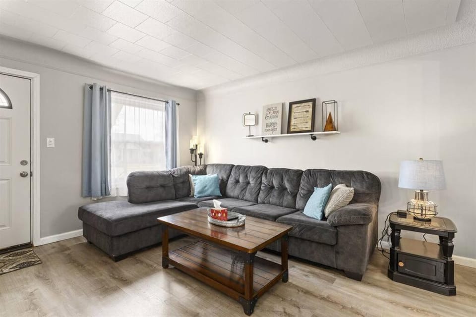 Great Location! Cozy Home with Huge Backyard Apartment in Warren