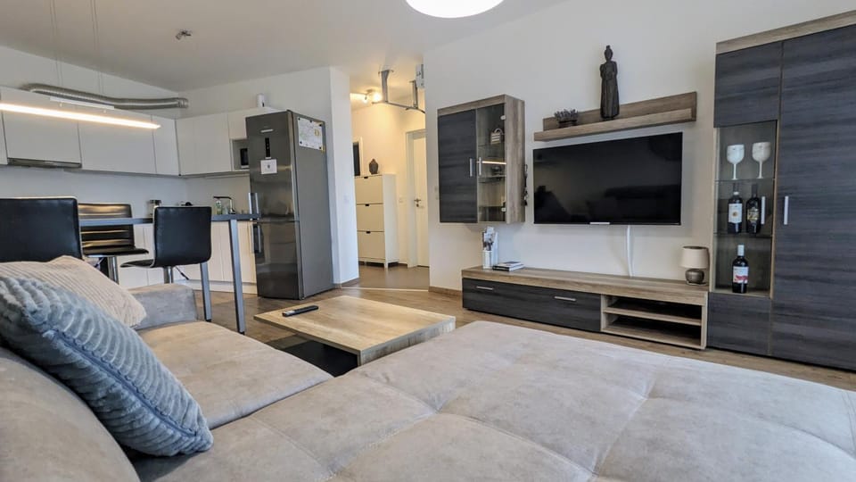 E2 Luxury OldTown Apt - 2x Parking, Foodstore, PCscreen, Netflix, Unlimited Music, Crib, BabyChair, FastWifi, Aircon Apartment in Slovakia