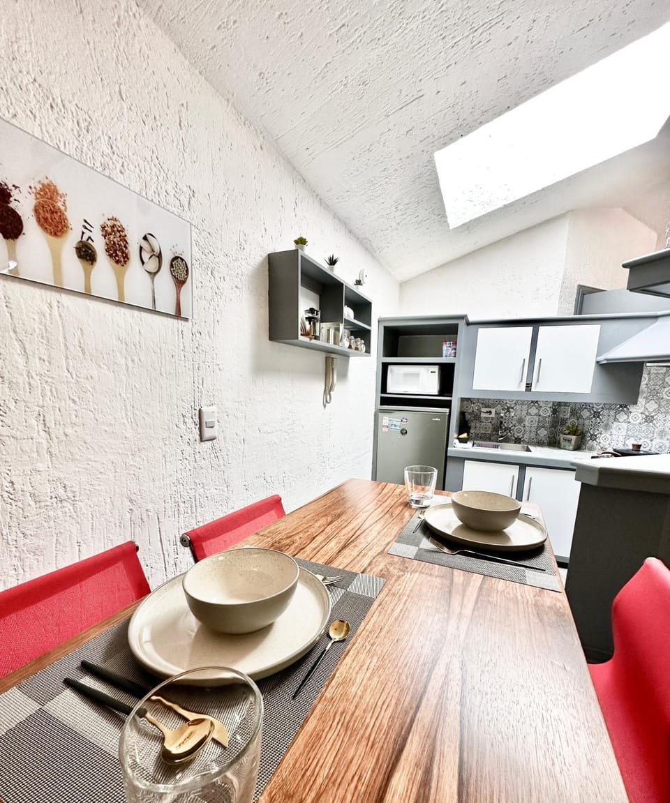Kitchen or kitchenette, Dining area