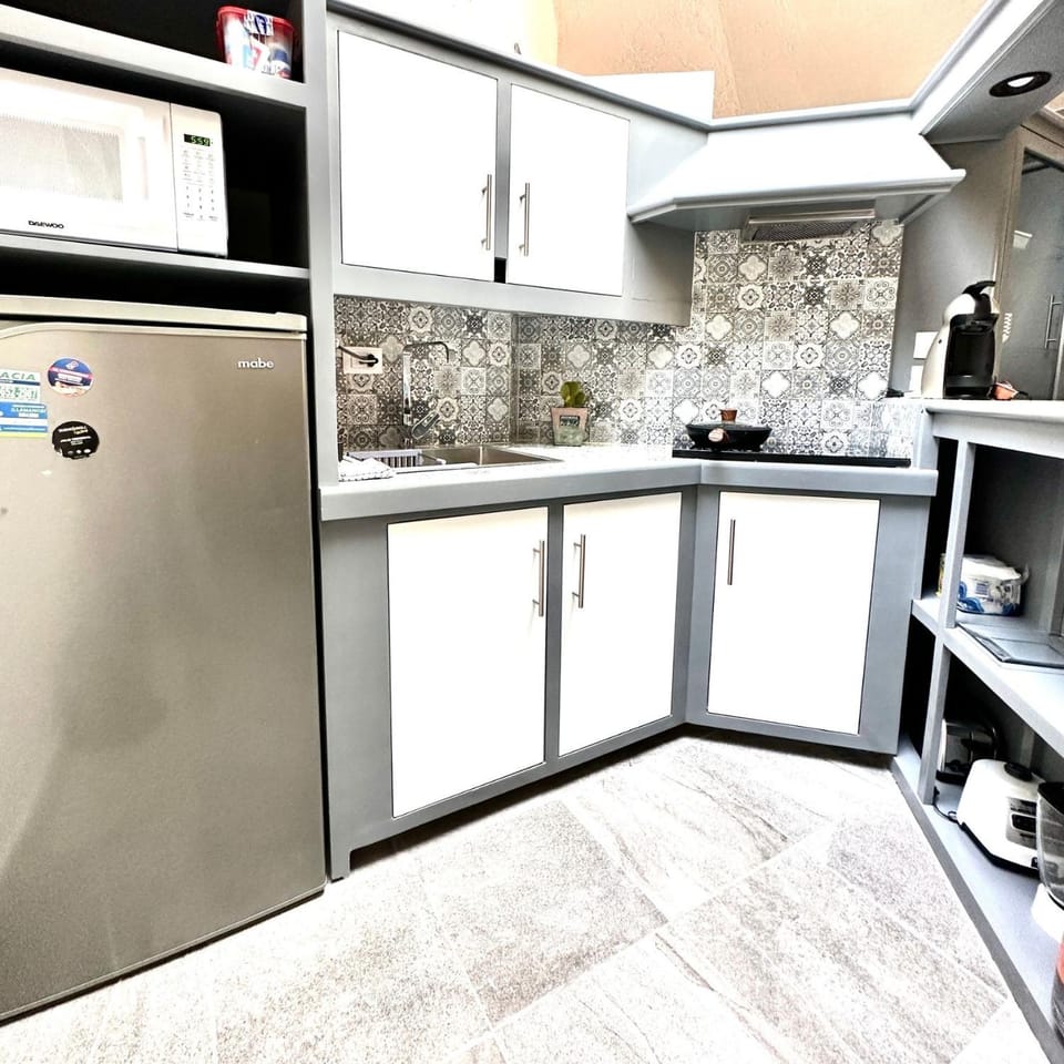 Kitchen or kitchenette, minibar