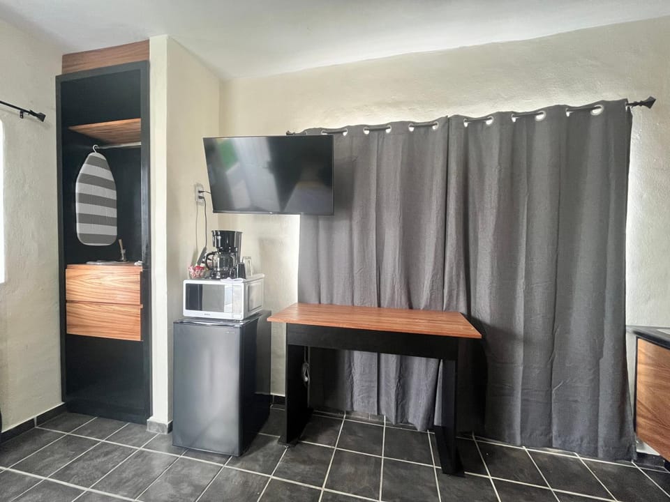 TV and multimedia, Coffee/tea facilities, minibar, oven