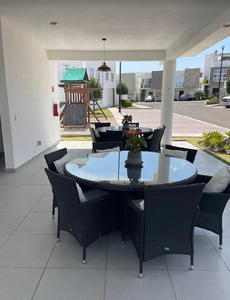 Dining area, Swimming pool