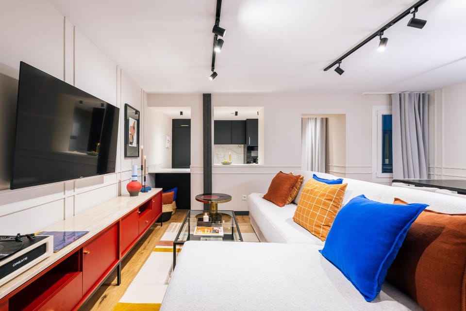 TV and multimedia, Living room, Evening entertainment