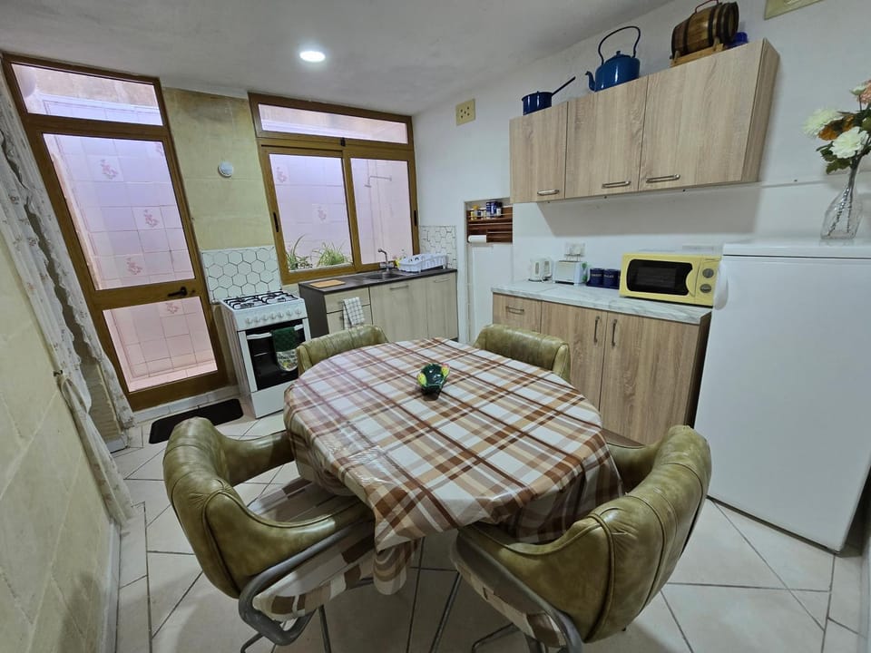 microwave, toaster, kitchen