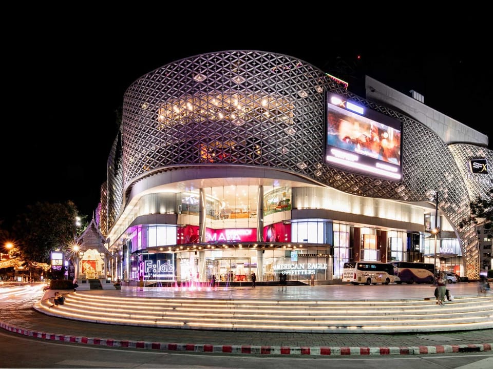 Nearby landmark, Night, People, Neighbourhood, City view, Street view, Shopping Area, Location, group of guests, Parking