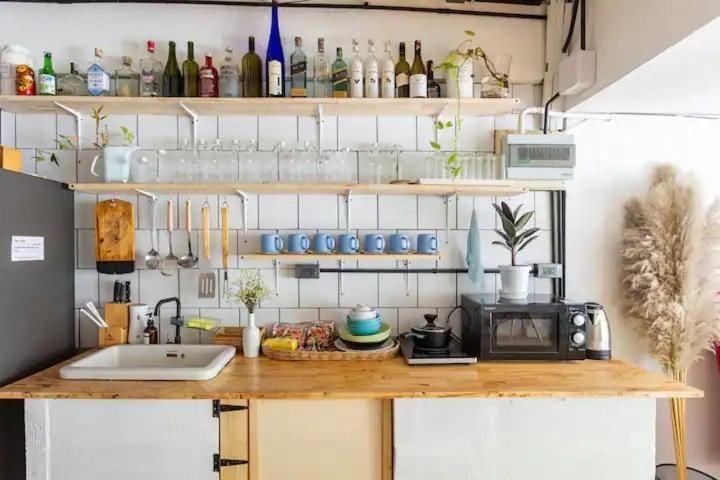 Kitchen or kitchenette, minibar, stove