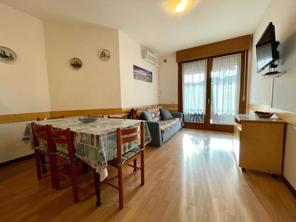 TV and multimedia, Living room, Dining area