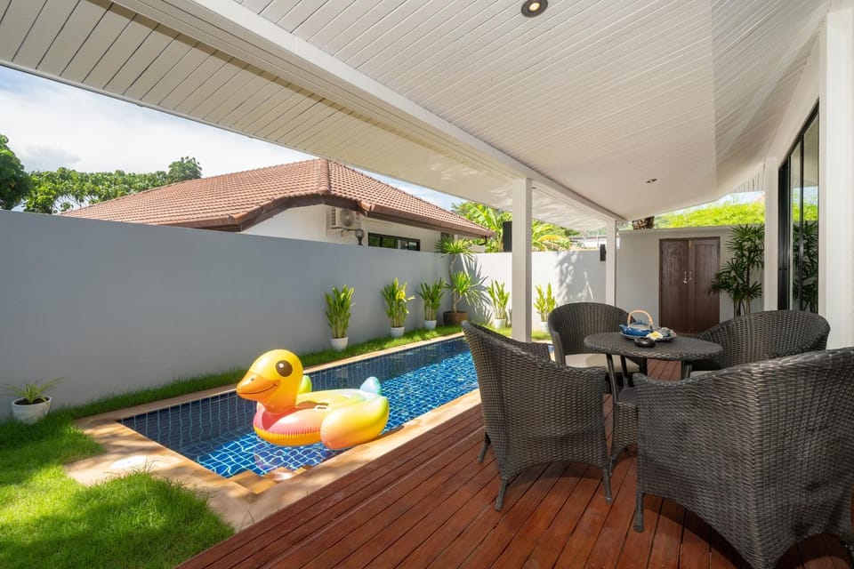 Seating area, Swimming pool, Swimming pool