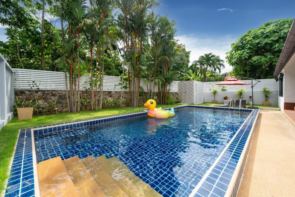 Garden, Garden view, Pool view, Swimming pool, sunbed