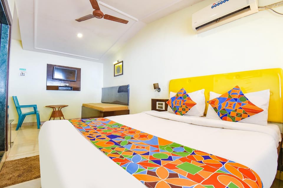 Communal lounge/ TV room, TV and multimedia, Photo of the whole room, Evening entertainment, Bedroom, air conditioner