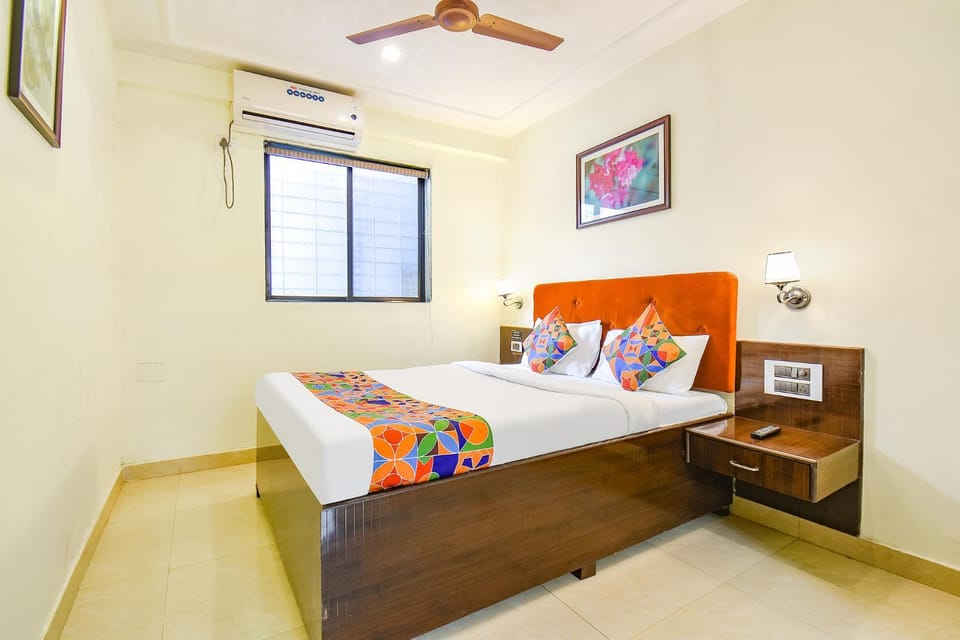 Photo of the whole room, Bedroom, air conditioner